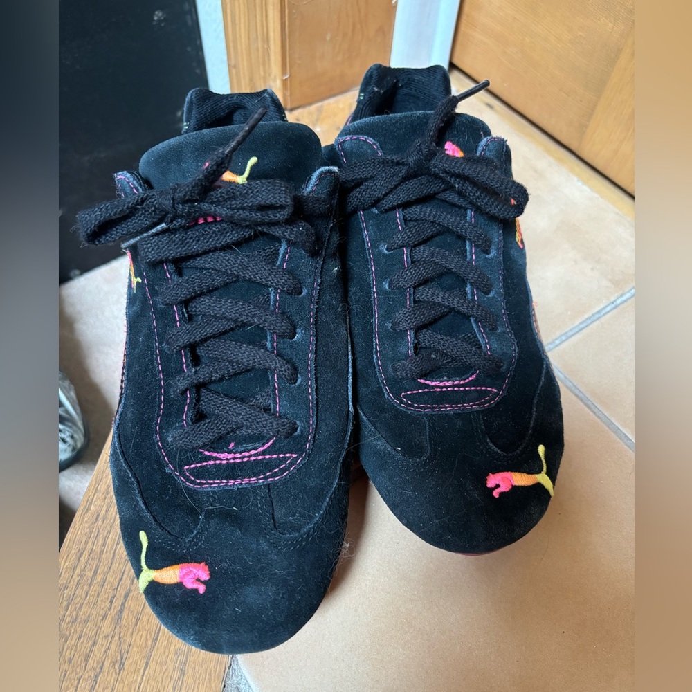 Black puma sneakers